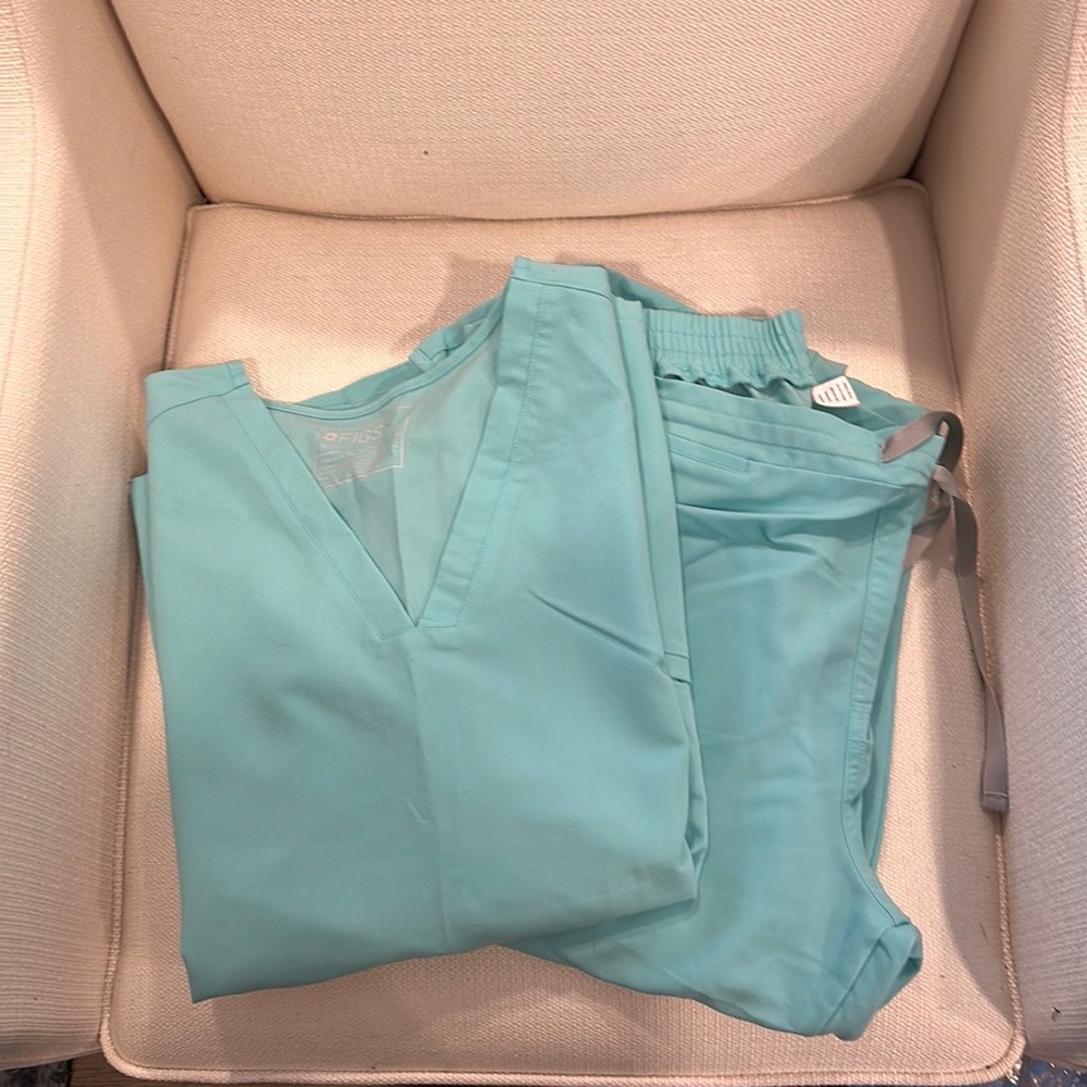 Figs scrubs (1)